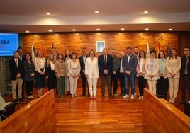 Representantes políticos en el acto celebrado en el Ayuntamiento de Torrent.