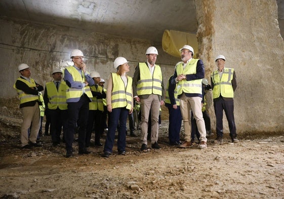 Bernabé y Puente, durante la visita a las obras del canal de acceso.