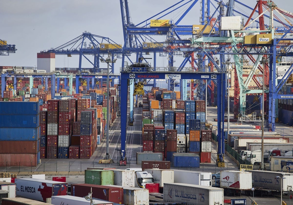 Contenedores apilados en el puerto de Valencia.