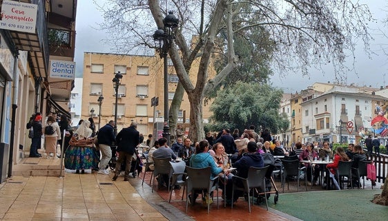 Una terraza de Xàtiva, durante las pasadas Fallas.