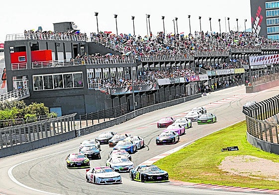 Salida de la última edición con los Nascar en la primera curva del Circuit.