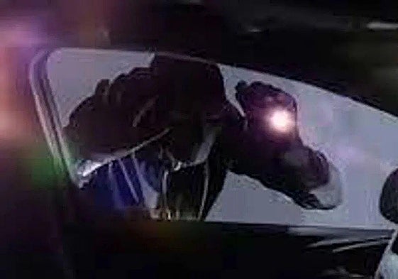 Simulación de un robo de vehículo.