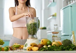 Una mujer prepara una bebida antioxidante.