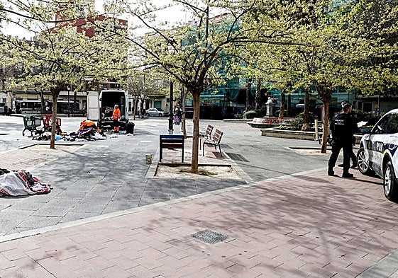 Retirada del material requisado, en la plaza de Lorenzo la Flor del Cabanyal.