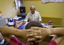 Un psiquiatra atiende a un paciente adolescente.
