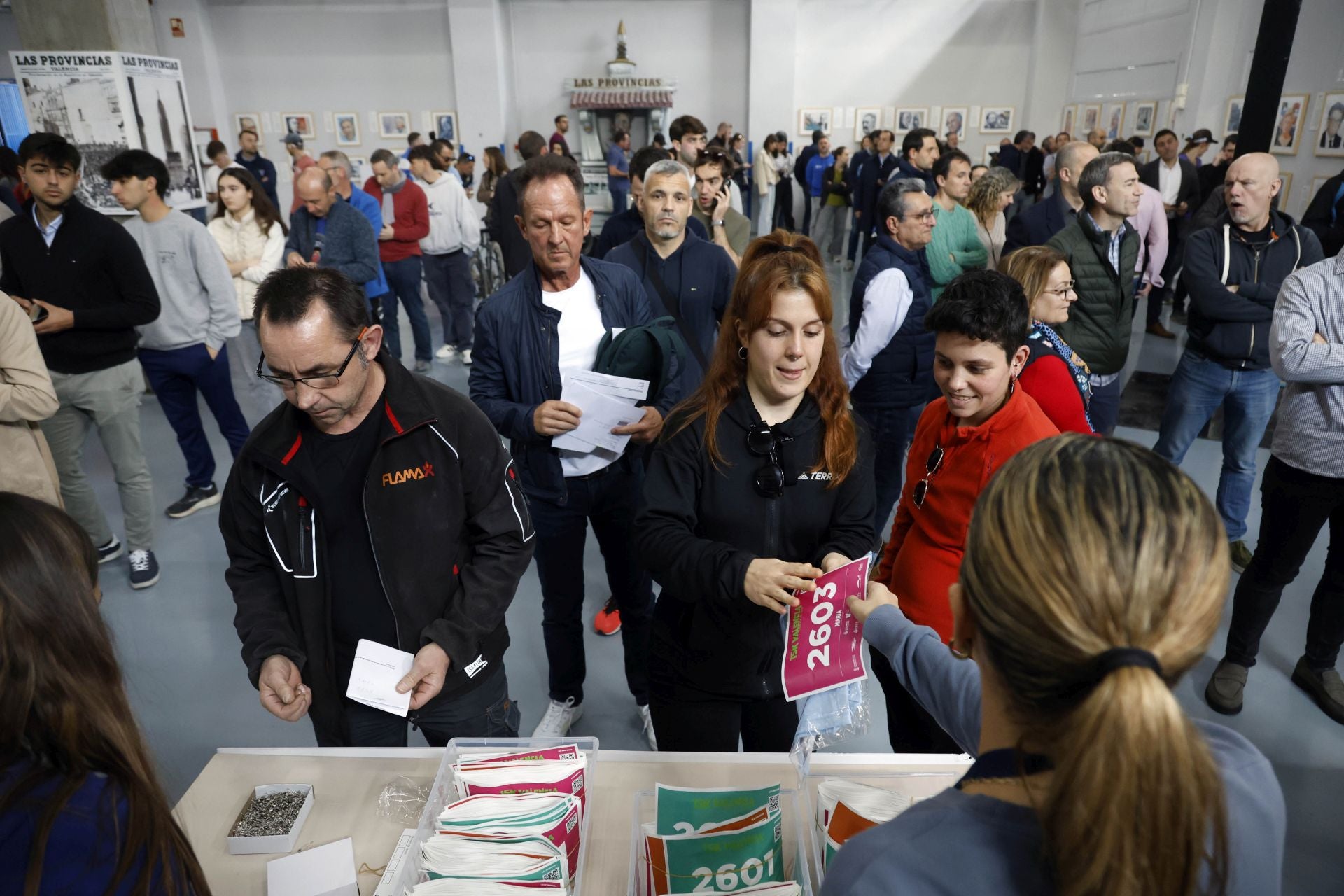 FOTOS | Los corredores de la 15K Valencia Abierta al Mar recogen su dorsal