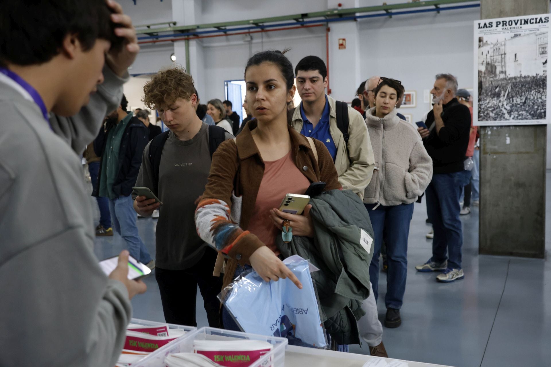 FOTOS | Los corredores de la 15K Valencia Abierta al Mar recogen su dorsal