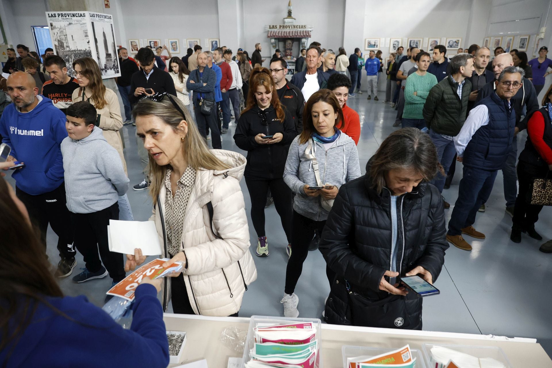 FOTOS | Los corredores de la 15K Valencia Abierta al Mar recogen su dorsal