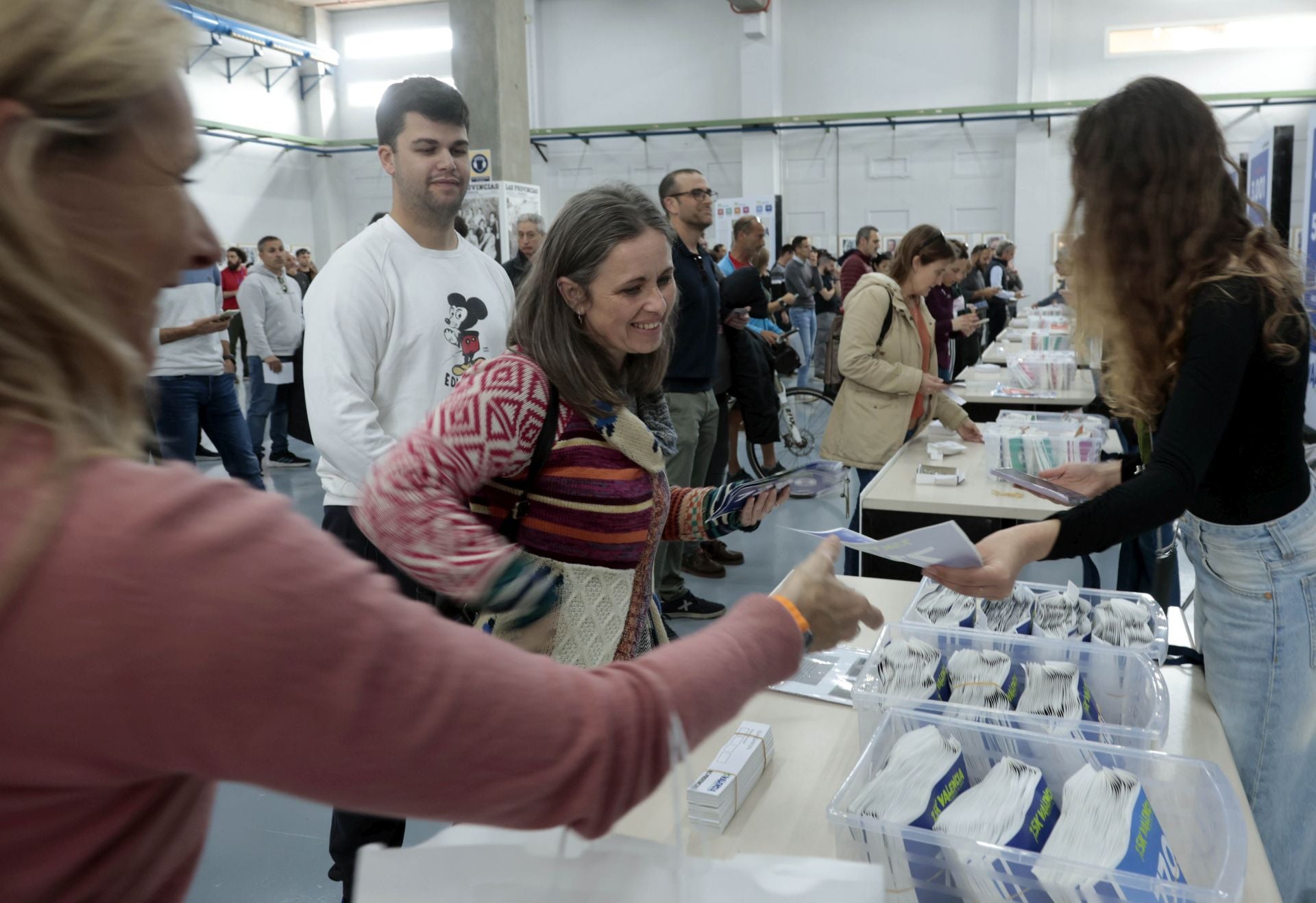 FOTOS | Los corredores de la 15K Valencia Abierta al Mar recogen su dorsal