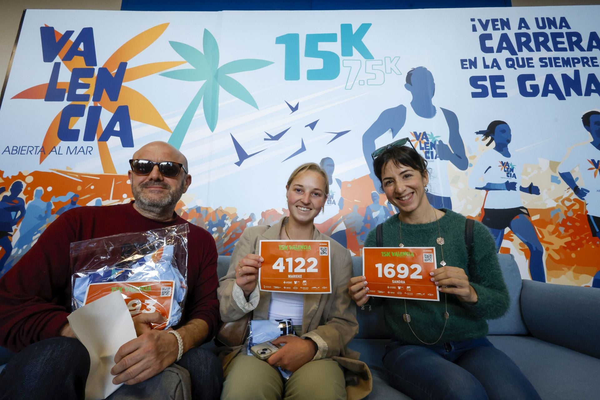FOTOS | Los corredores de la 15K Valencia Abierta al Mar recogen su dorsal