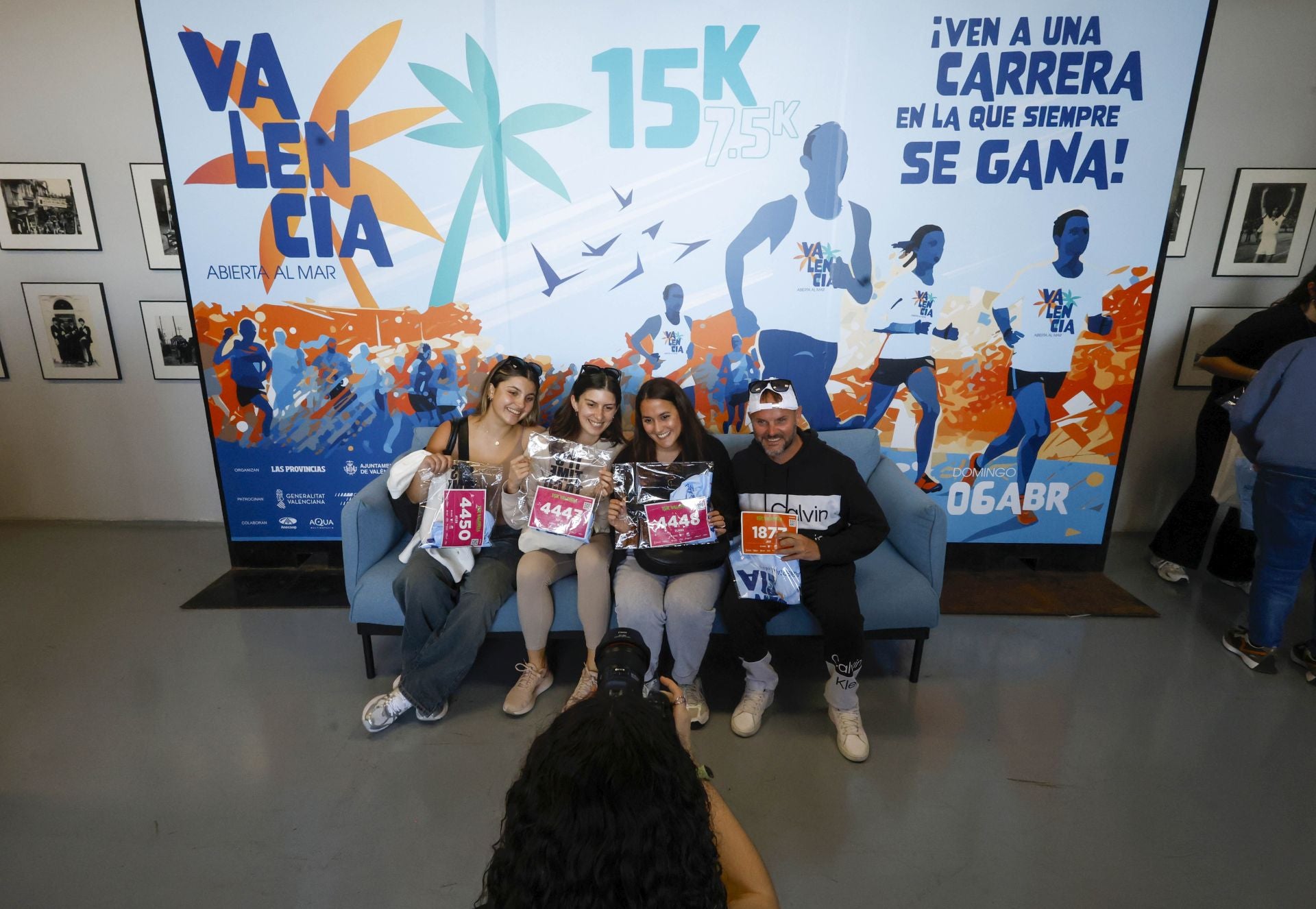 FOTOS | Los corredores de la 15K Valencia Abierta al Mar recogen su dorsal