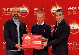 Foto de familia de la entrega de la donación.
