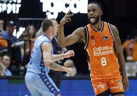 Jean Montero, celebrando tras una canasta con el Valencia Basket.