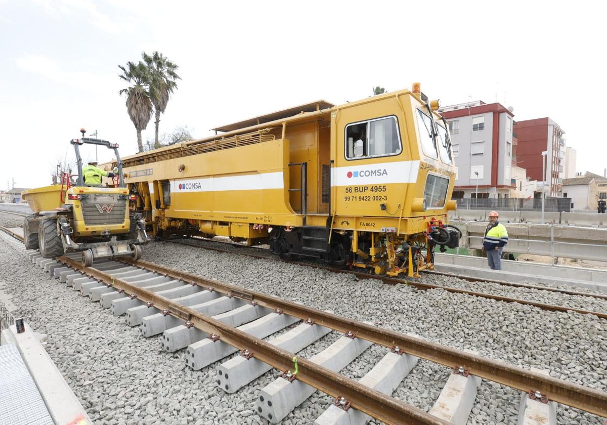 Metrovalencia recupera ocho trenes aislados en Torrent por la dana