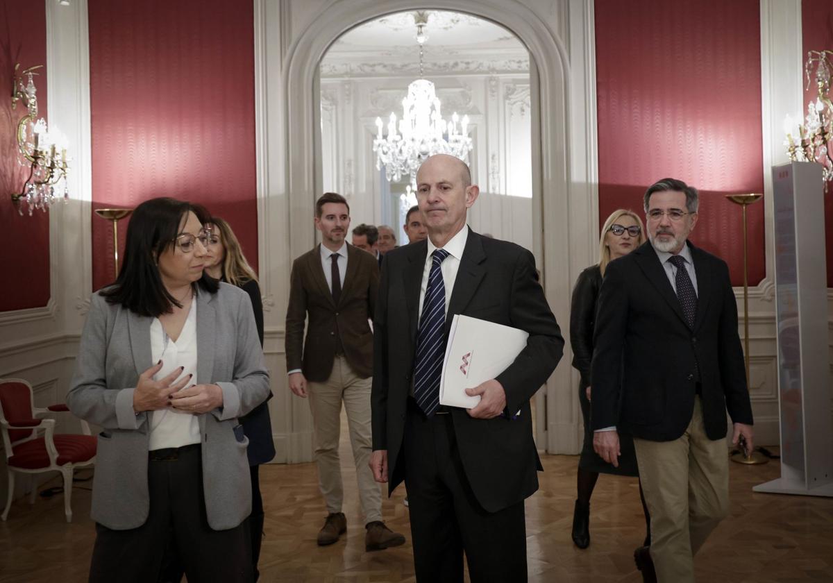 Beut, director de Antifraude, rodeado de miembros de la Mesa de Les Corts.