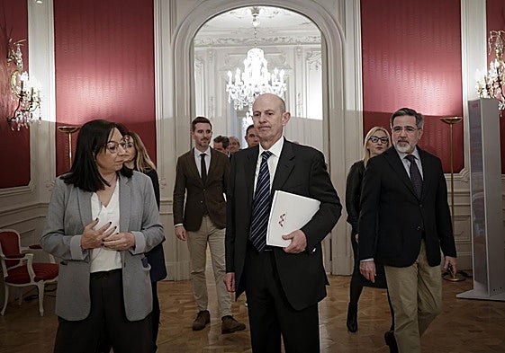 Beut, director de Antifraude, rodeado de miembros de la Mesa de Les Corts.