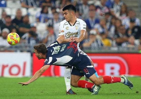 Sergio Canales en uno de sus partidos con Rayados de Monterrey.