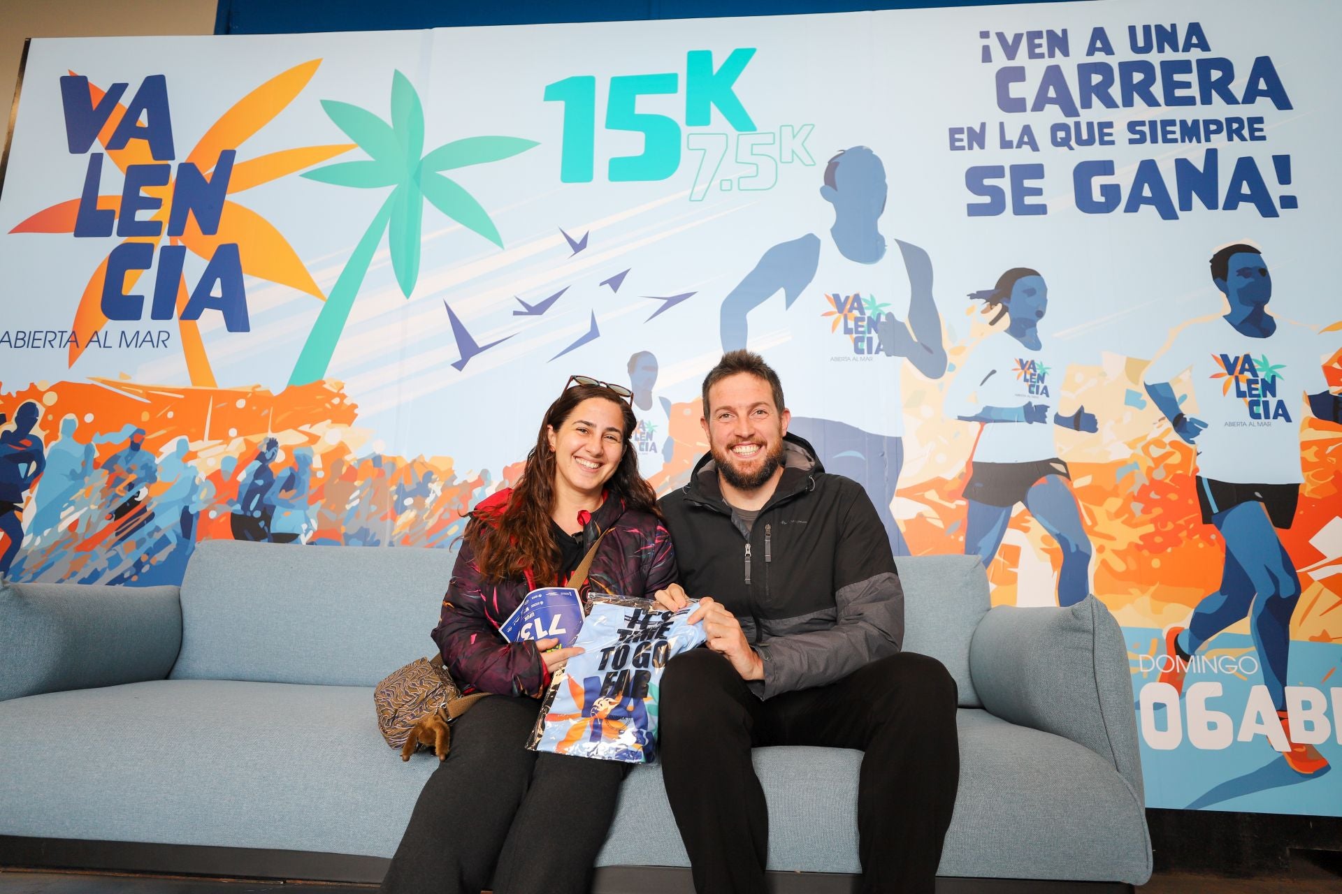 FOTOS | Los corredores de la 15K Valencia Abierta al Mar recogen su dorsal