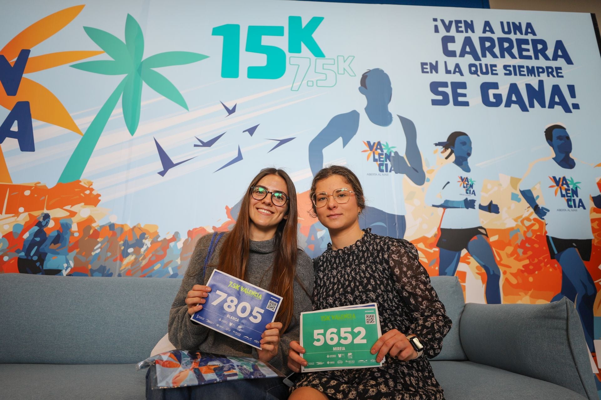 FOTOS | Los corredores de la 15K Valencia Abierta al Mar recogen su dorsal