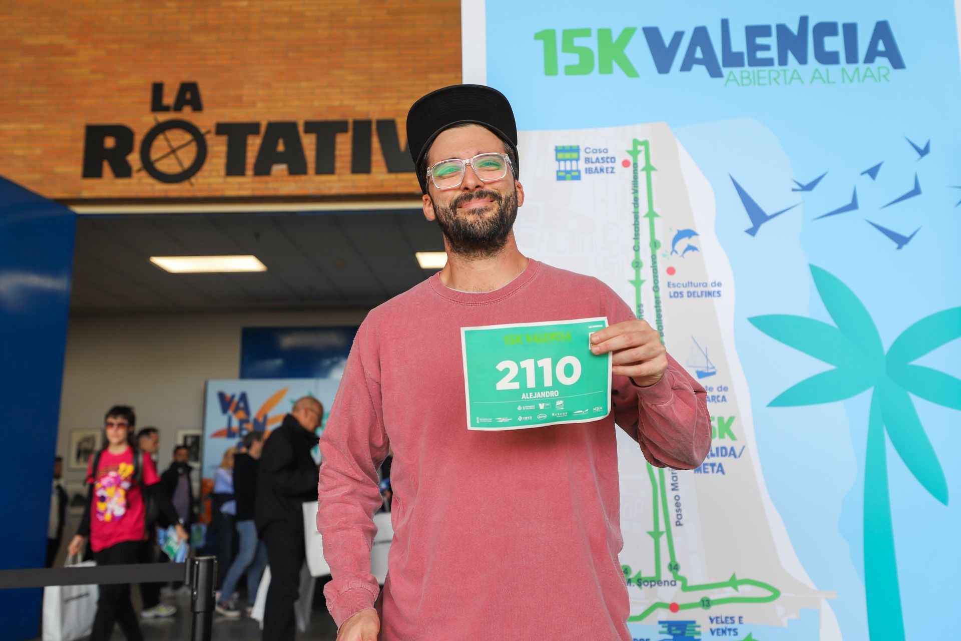 FOTOS | Los corredores de la 15K Valencia Abierta al Mar recogen su dorsal