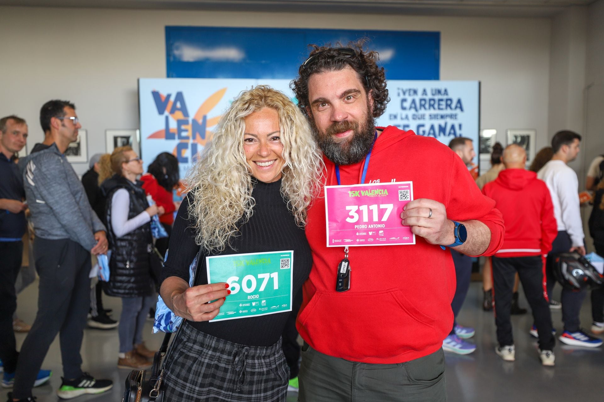 FOTOS | Los corredores de la 15K Valencia Abierta al Mar recogen su dorsal