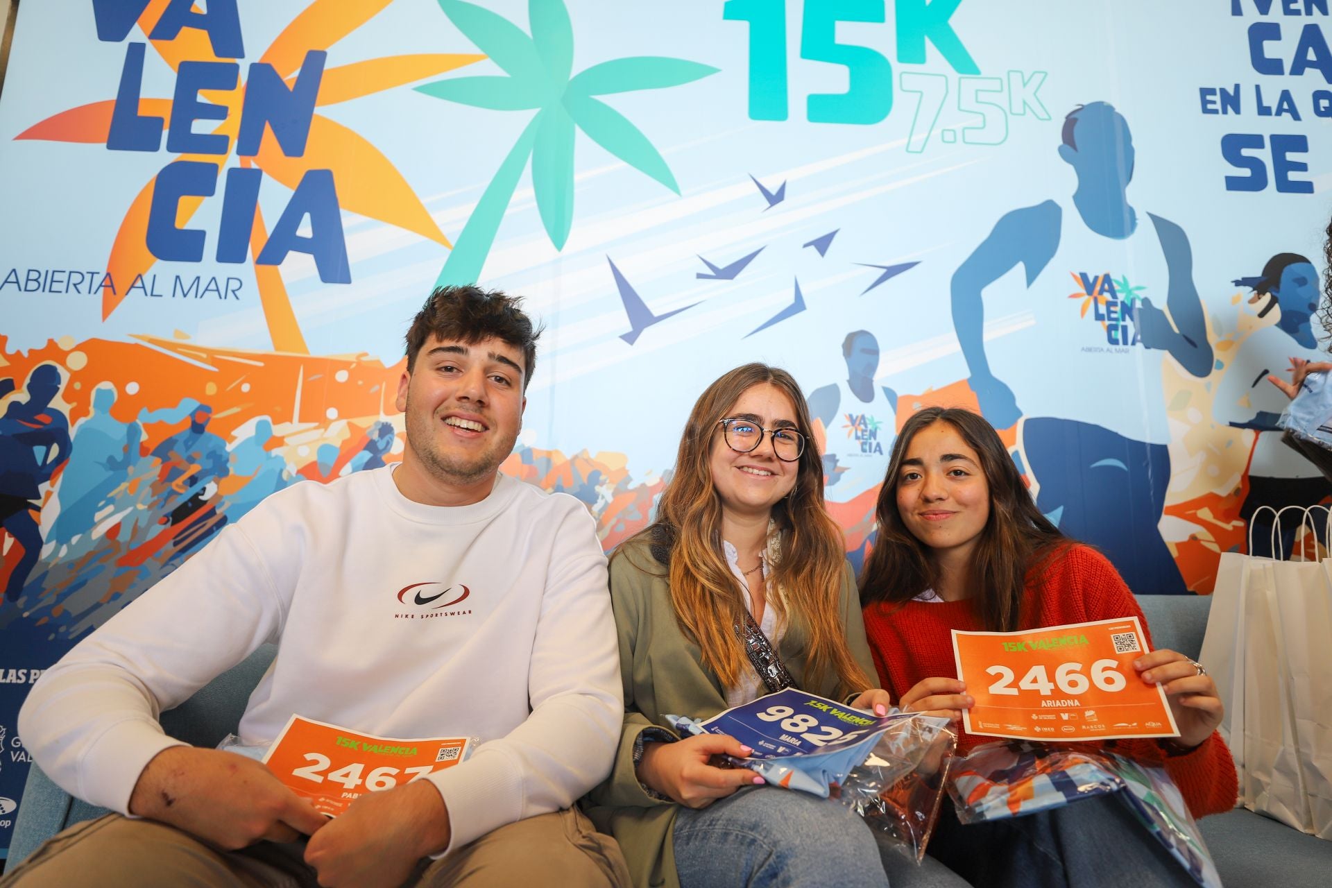 FOTOS | Los corredores de la 15K Valencia Abierta al Mar recogen su dorsal