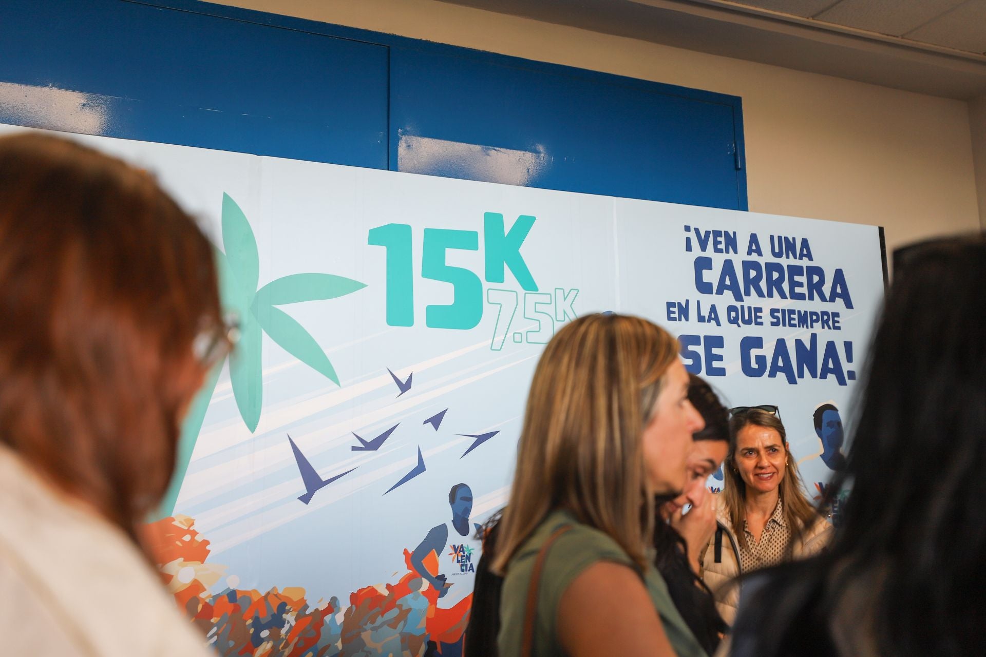 FOTOS | Los corredores de la 15K Valencia Abierta al Mar recogen su dorsal