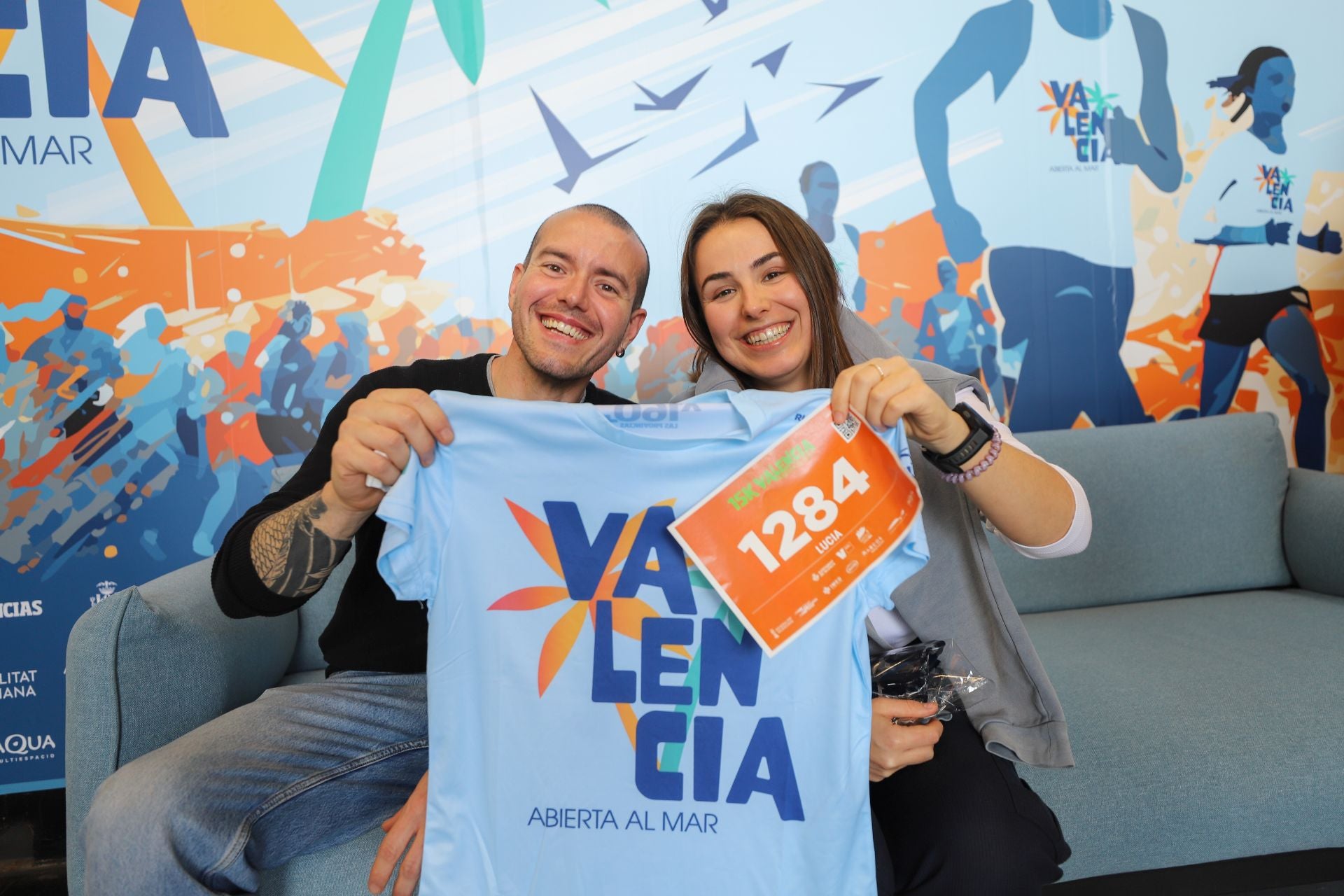 FOTOS | Los corredores de la 15K Valencia Abierta al Mar recogen su dorsal