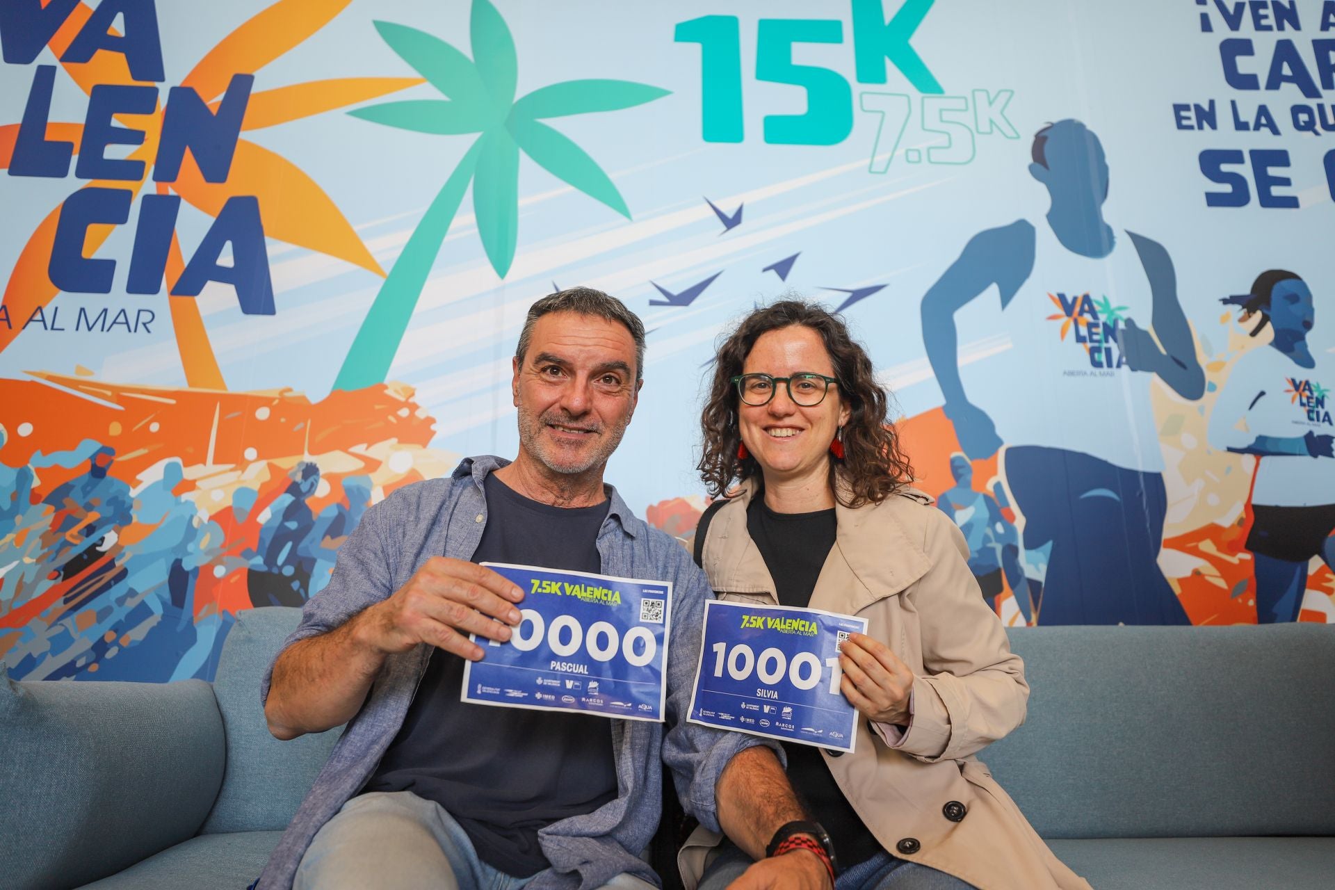 FOTOS | Los corredores de la 15K Valencia Abierta al Mar recogen su dorsal