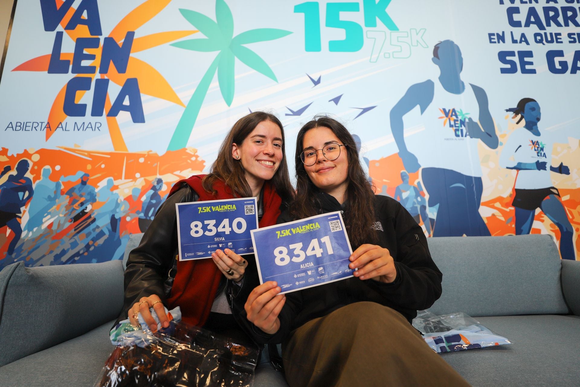 FOTOS | Los corredores de la 15K Valencia Abierta al Mar recogen su dorsal