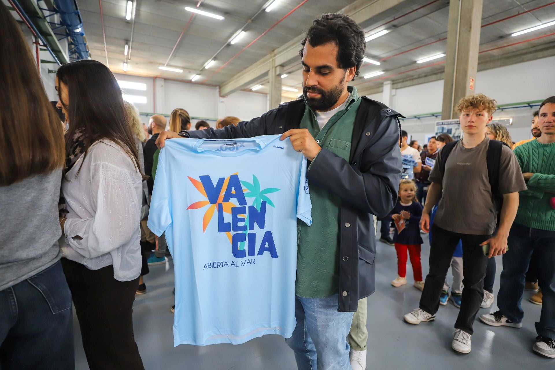 FOTOS | Los corredores de la 15K Valencia Abierta al Mar recogen su dorsal