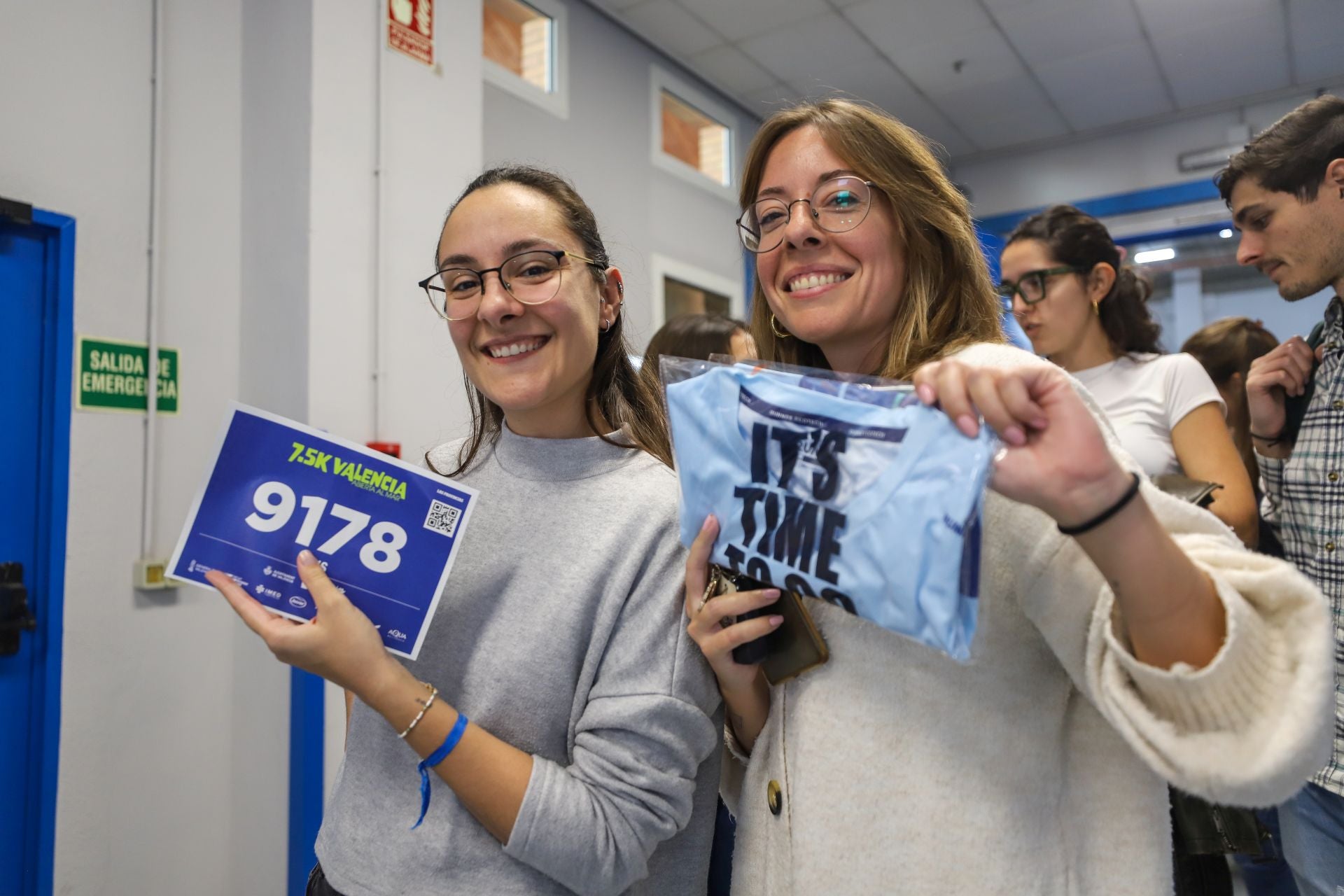 FOTOS | Los corredores de la 15K Valencia Abierta al Mar recogen su dorsal