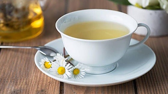 La infusión que alivia los dolores de cabeza, ayuda con las digestiones pesadas y tiene acción antiinflamatoria