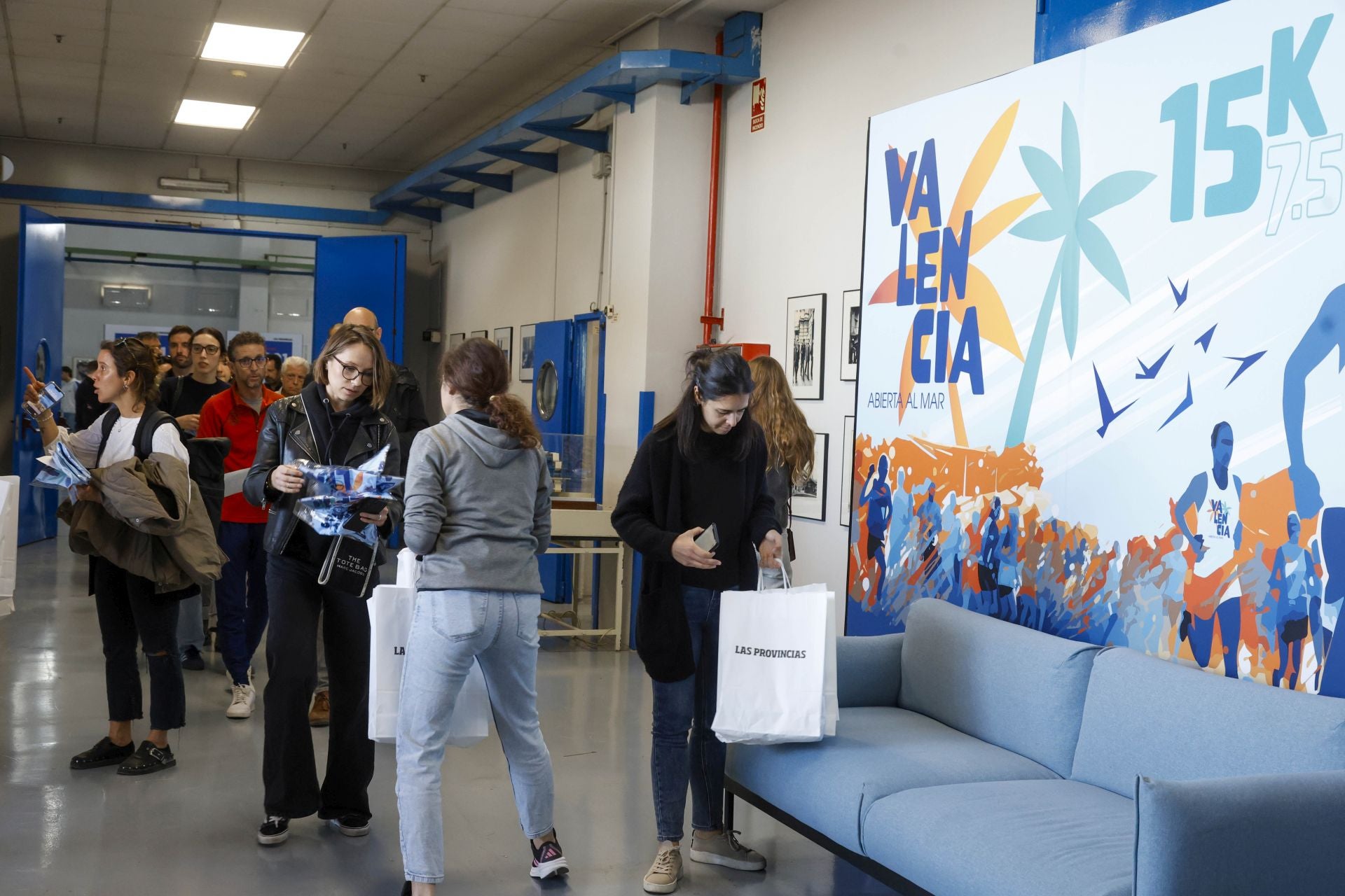 FOTOS | Los corredores de la 15K Valencia Abierta al Mar recogen su dorsal