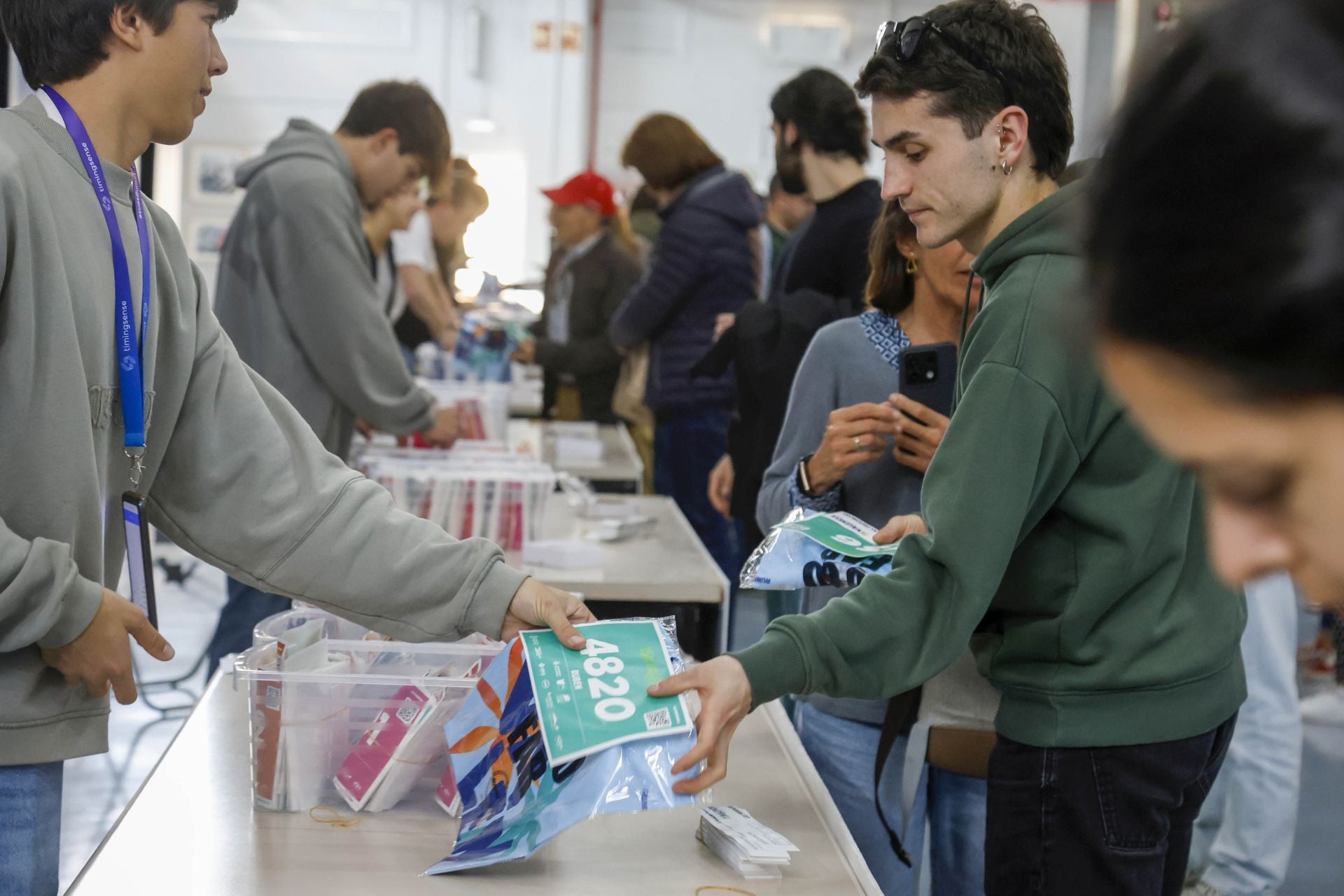FOTOS | Los corredores de la 15K Valencia Abierta al Mar recogen su dorsal