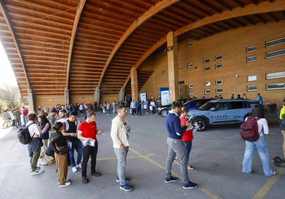Los participantes acuden a la Feria del corredor.