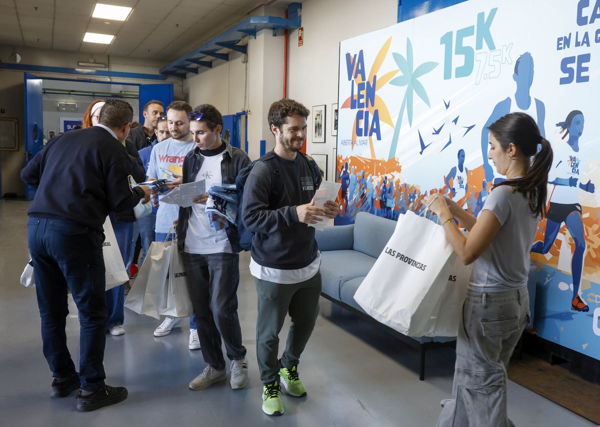 FOTOS | Los corredores de la 15K Valencia Abierta al Mar recogen su dorsal