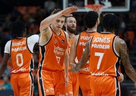 El equipo taronja, durante el transcurso del último encuentro liguero en la Fonteta.