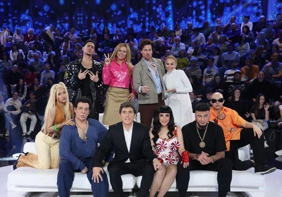 Manfel Fuentes, junto a los concursantes de esta temporada.