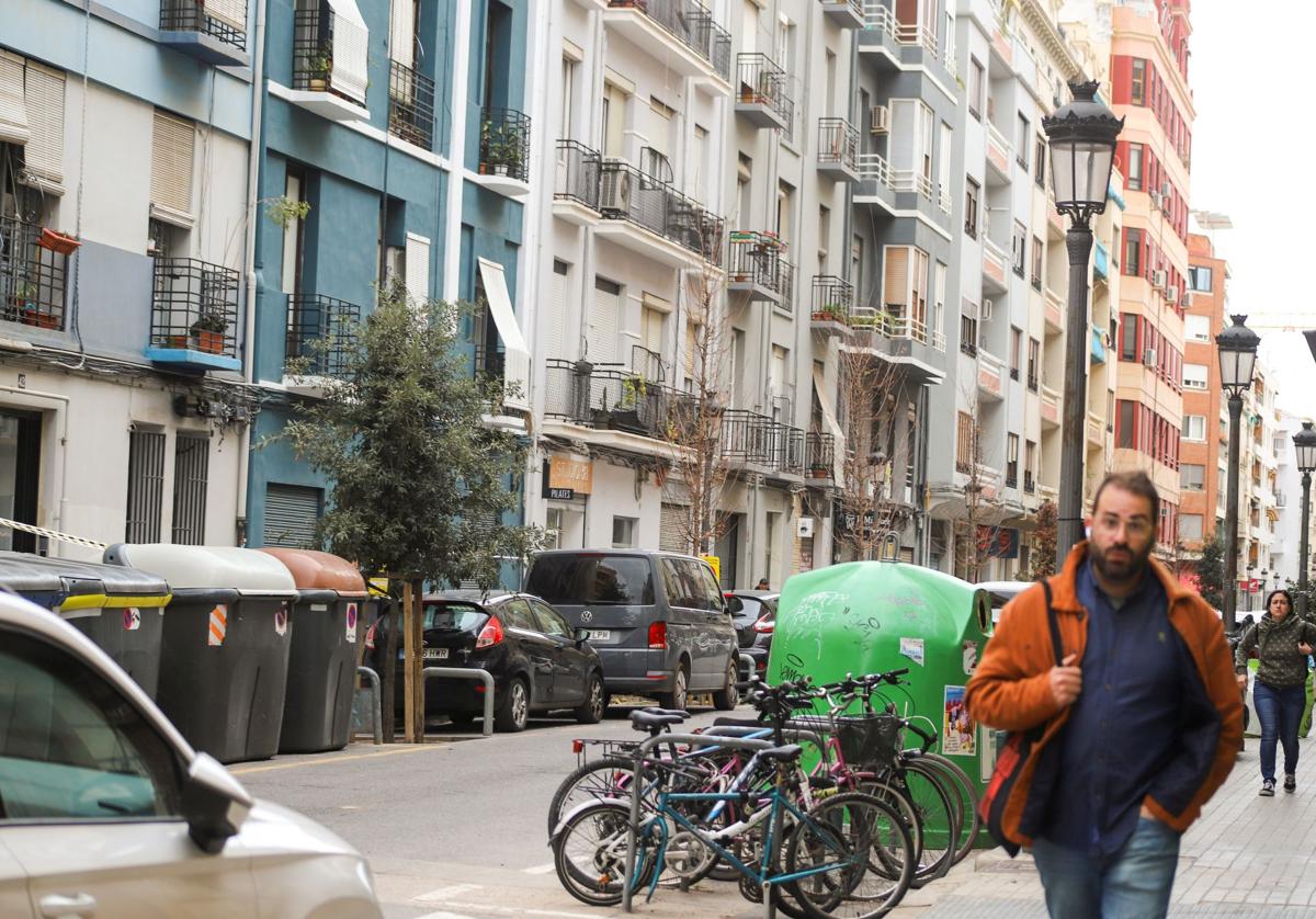 Un transeúnte camina por la acera de la calle del Túria, con sus característicos edificios que le dan personalidad.