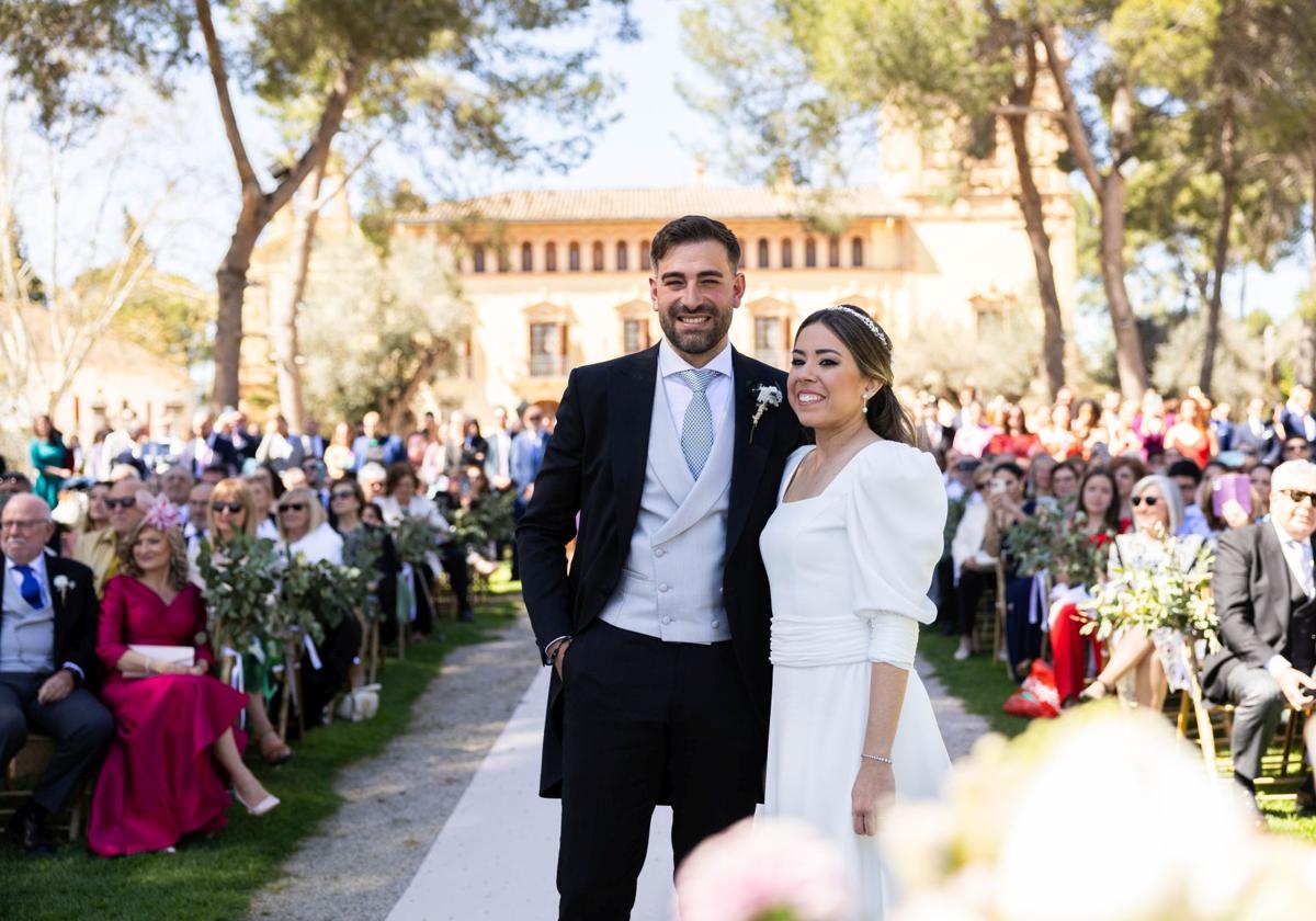 Cristina Cerro Fenollosa y Fernando Luna Mínguez. en su boda.