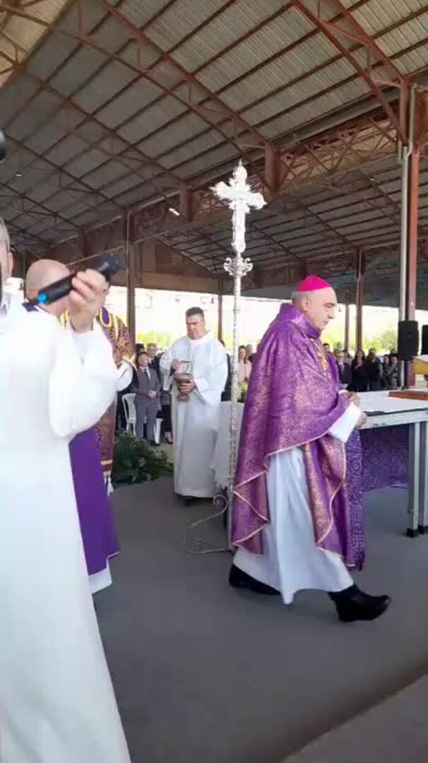 Misa de campaña en el Puerto de Valencia presidida por el arzobispo Enrique Benavent