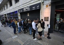 El ruido y la «invasión» de la vía pública agudizan el descontento vecinal en los barrios de moda de Valencia