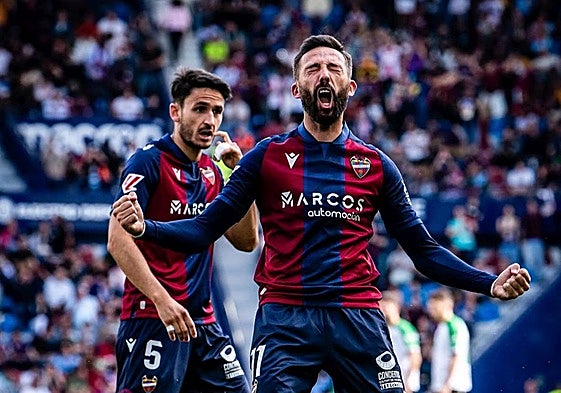 Morales celebra con gran euforia el segundo gol al Racing.