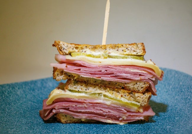 Sándwich de pastrami gallego con lacón ahumado.
