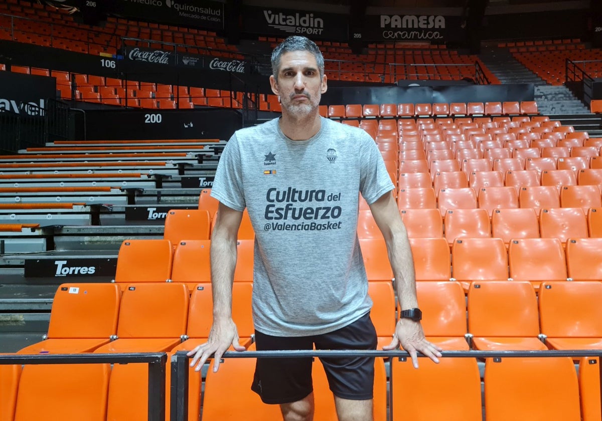 Rubén Burgos posa en la Fonteta antes de viajar a Zaragoza.