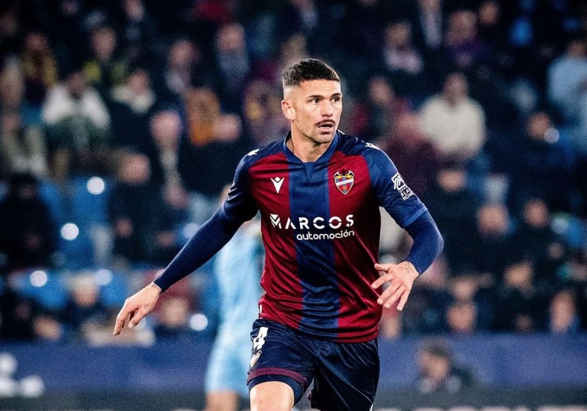 Dela, durante un partido con el Levante.