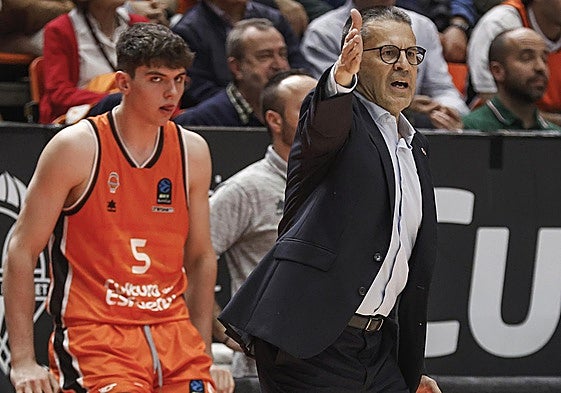 Pedro Martínez da instrucciones durante el partido de la Eurocup de la pasada semana.