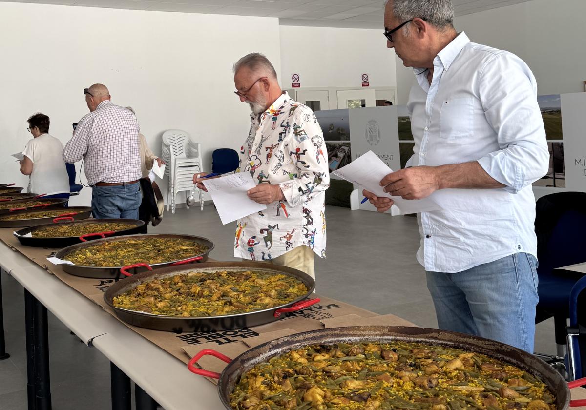 Jurado prueba las paellas del concurso de Sollana.
