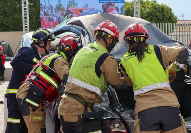 Ejercicio de extracción de una víctima en un coche accidentado.